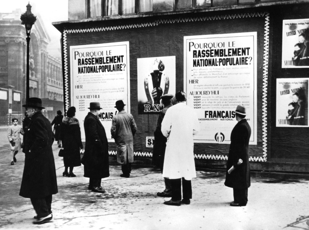 Quadro de avisos exibindo pôsteres do Rassemblement Nationale Populaire, Paris ocupada pela Alemanha, fevereiro de 1941 de Unbekannt