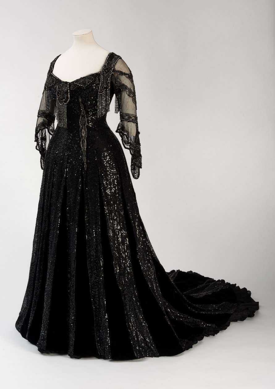 Vestido de noite preto de comprimento total usado pela Rainha Alexandra, com decoração de missangas e lantejoulas e incorporando a assinatura da Rainha Alexandra em seda preta e fita com letras douradas, feita pela Barolet of Knightsbridge, Londres 1908-19 de Unbekannt