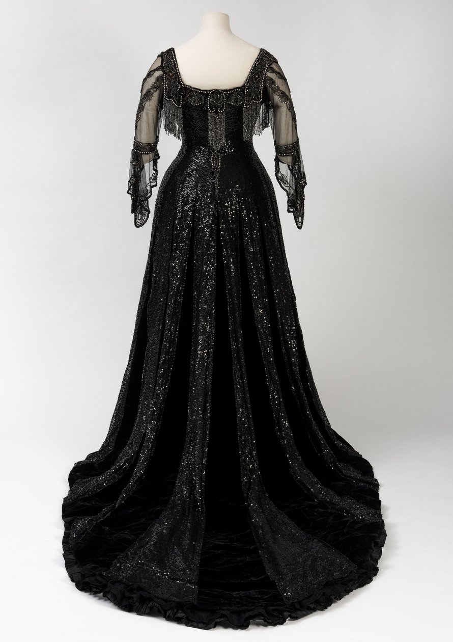 Vestido de noite preto de comprimento total usado pela Rainha Alexandra, com decoração de missangas e lantejoulas e incorporando a assinatura da Rainha Alexandra em seda preta e fita com letras douradas, feita pela Barolet of Knightsbridge, Londres 1908-19 de Unbekannt