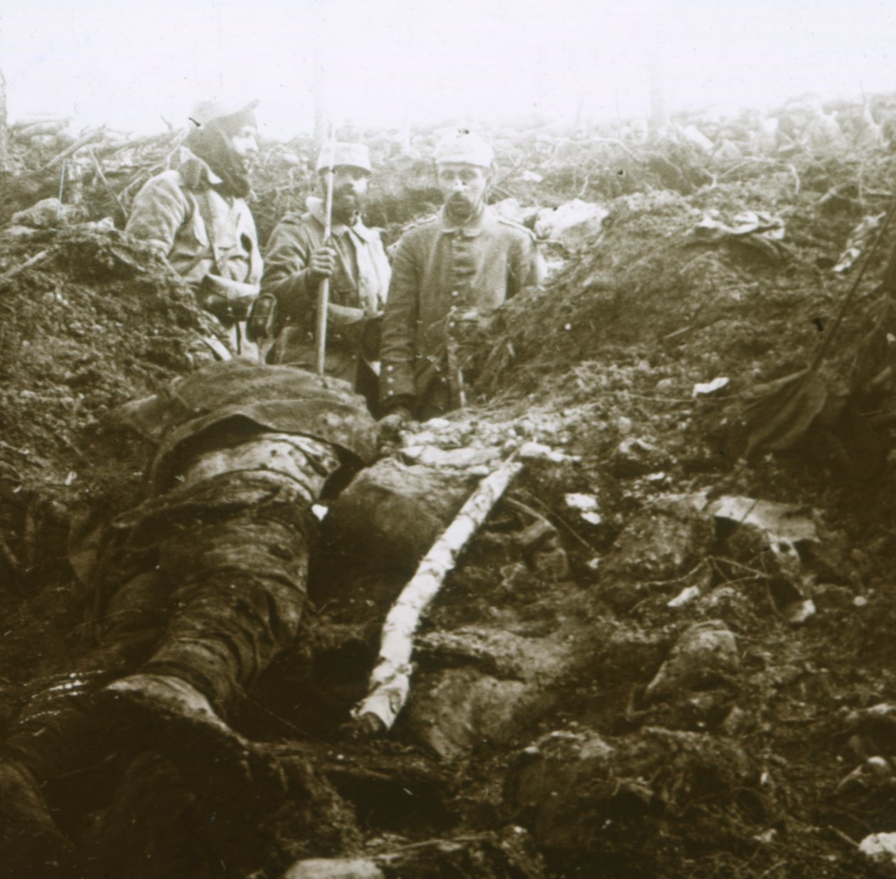 Corpos e prisioneiros, Les Éparges, norte da França, 1915. de Unbekannt