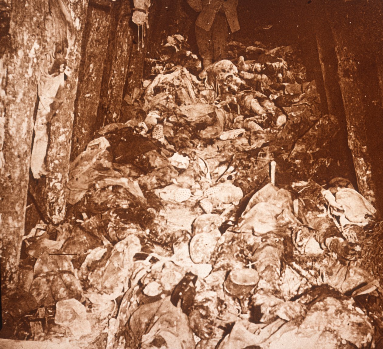 Corpos em túneis sob o Monte Cornillet, Champagne, norte da França, c1917 de Unbekannt