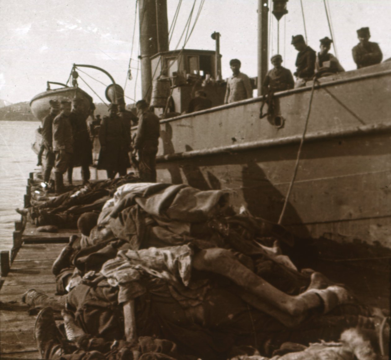 Corpos de vítimas de tifo, Corfu, Grécia, c1915 de Unbekannt