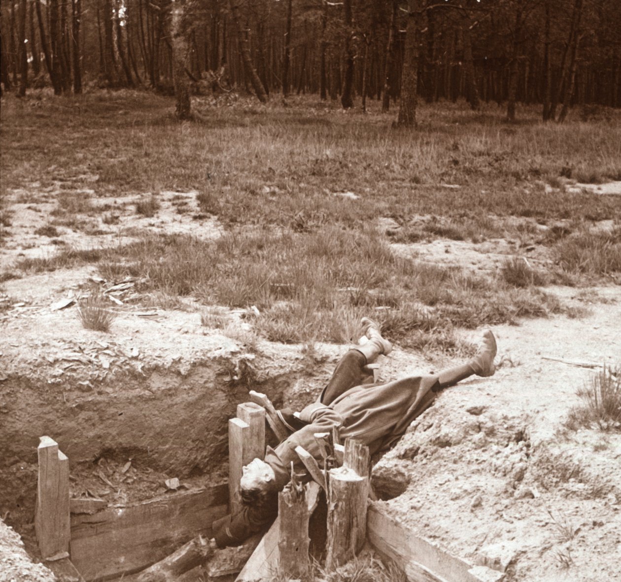 Corpo de soldado morto, Argonne, norte da França, c1914-c1918 de Unbekannt