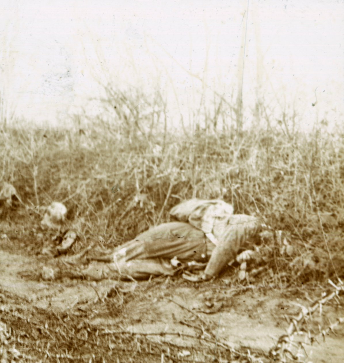 Corpo de soldado morto, Château-Porcien, norte da França, c1914-c1918 de Unbekannt
