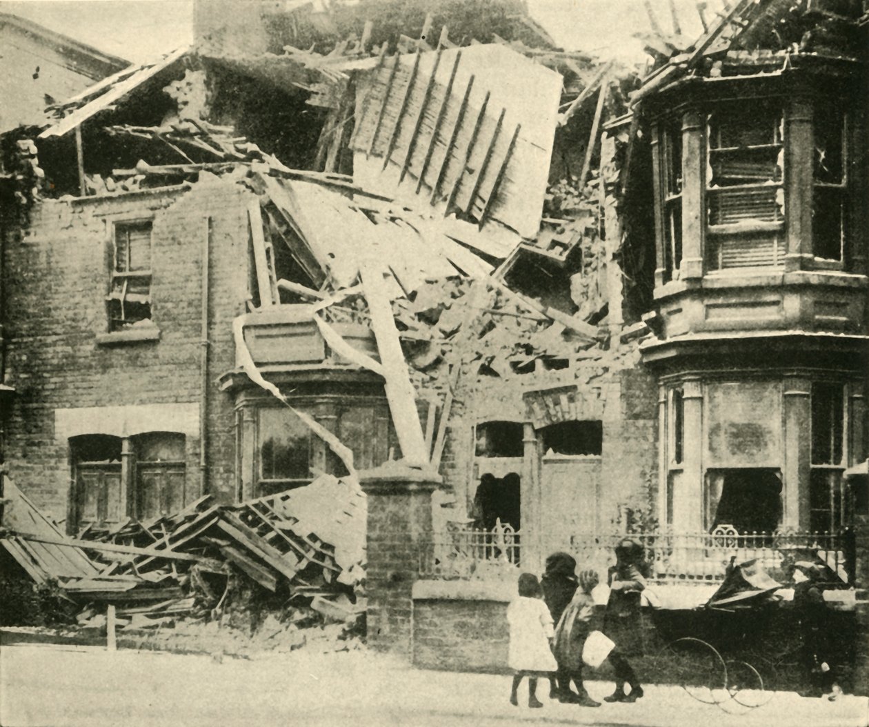 Casas danificadas por bombas, Hartlepool, Primeira Guerra Mundial, dezembro de 1914, c1920. de Unbekannt