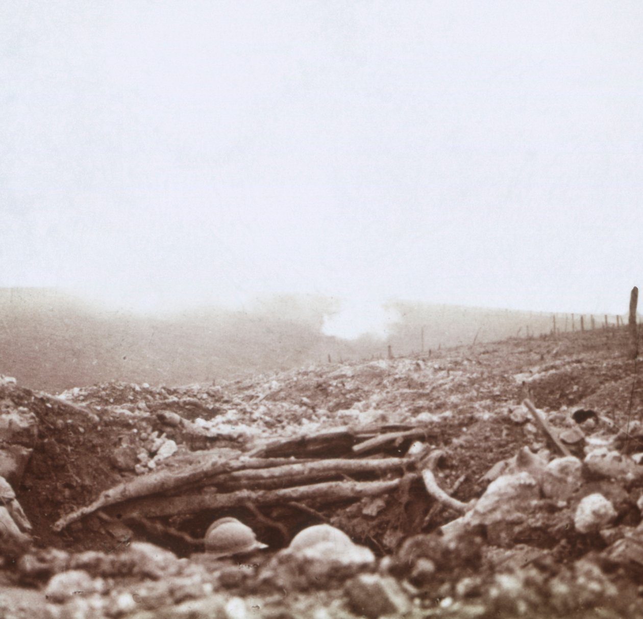 Bombardeio, Le Mort Homme, Morto Mans Hill, norte da França, c1914-c1918. de Unbekannt