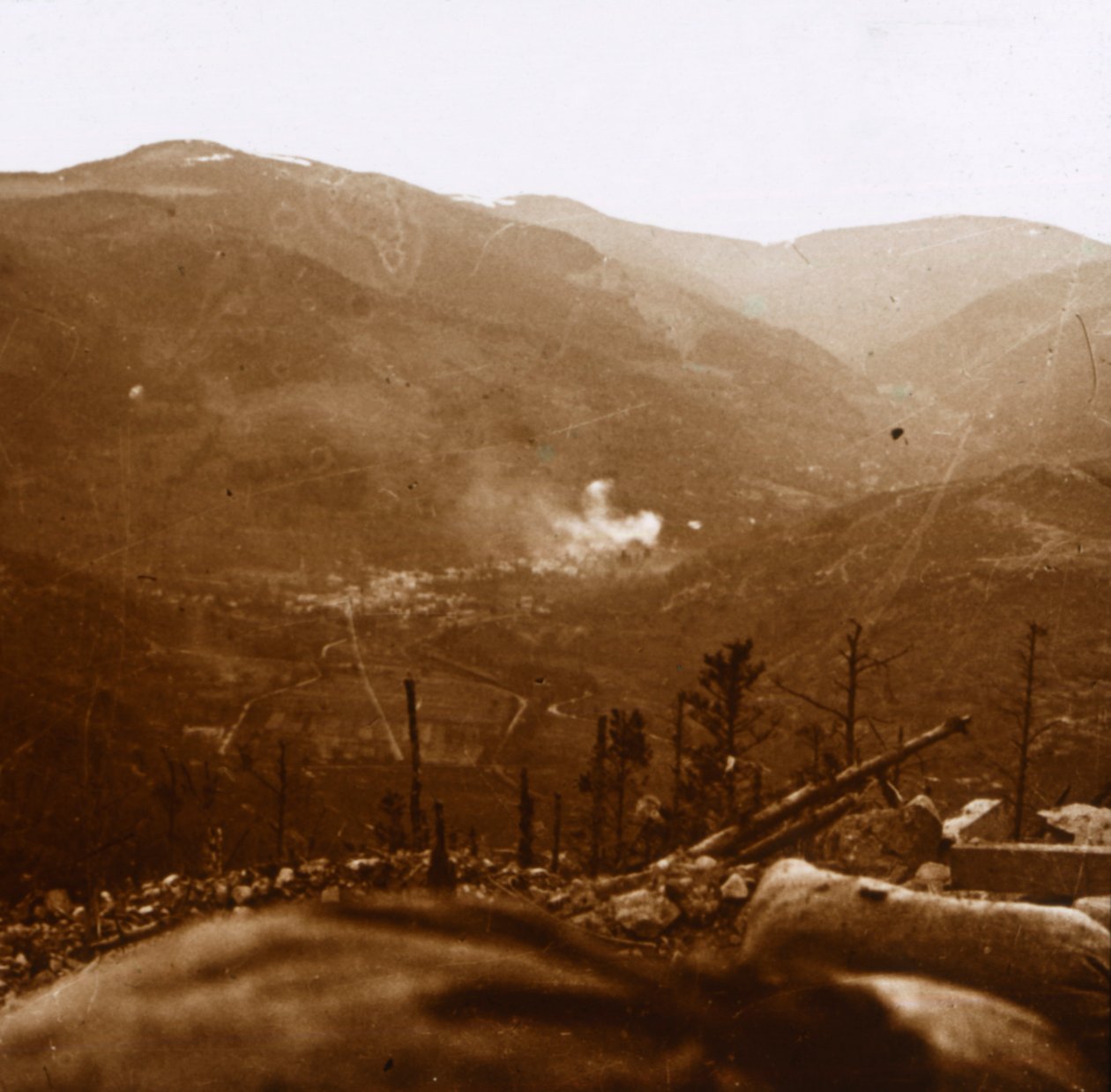 Bombardeio, Metzeral, norte da França, c1914-c1918 de Unbekannt