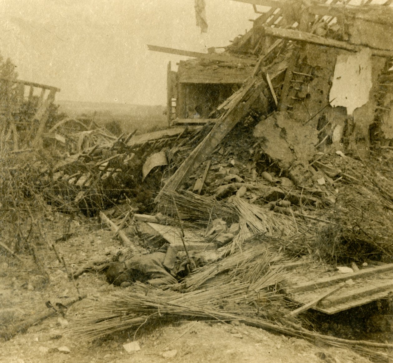 Edifício bombardeado, corpo de soldado morto em primeiro plano, 1916 de Unbekannt
