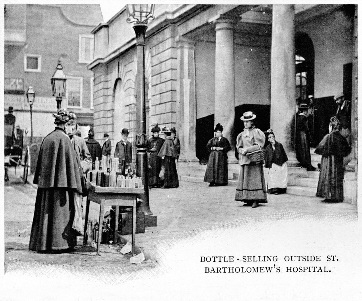 Venda de garrafas fora do Hospital St Bartholomews, Londres, c1903 1903 de Unbekannt