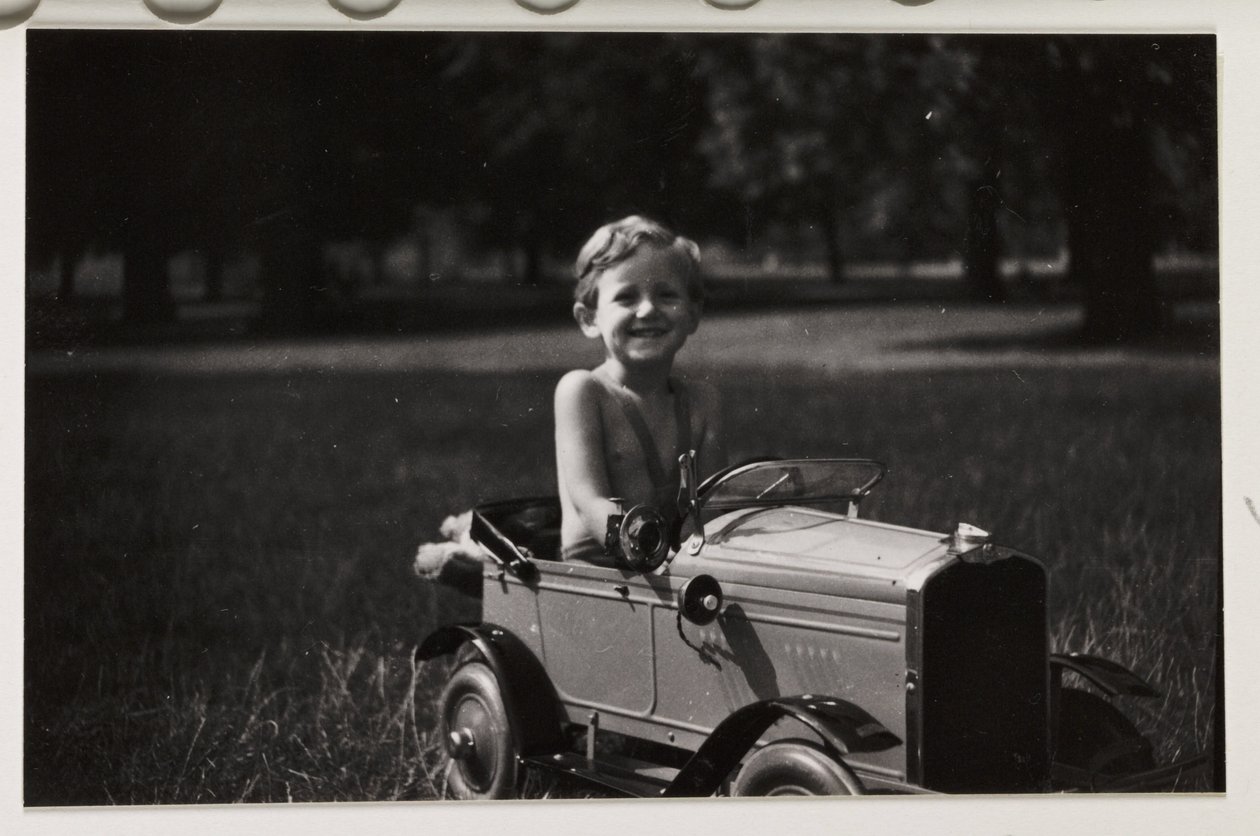 Rapaz a conduzir um carrinho de brincar com pedal, c 1930 de Unbekannt