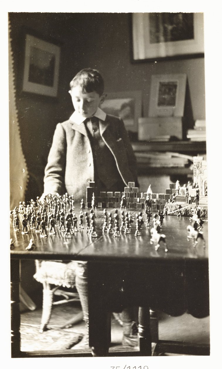 Menino brincando com soldados de brinquedo, c 1912 de Unbekannt