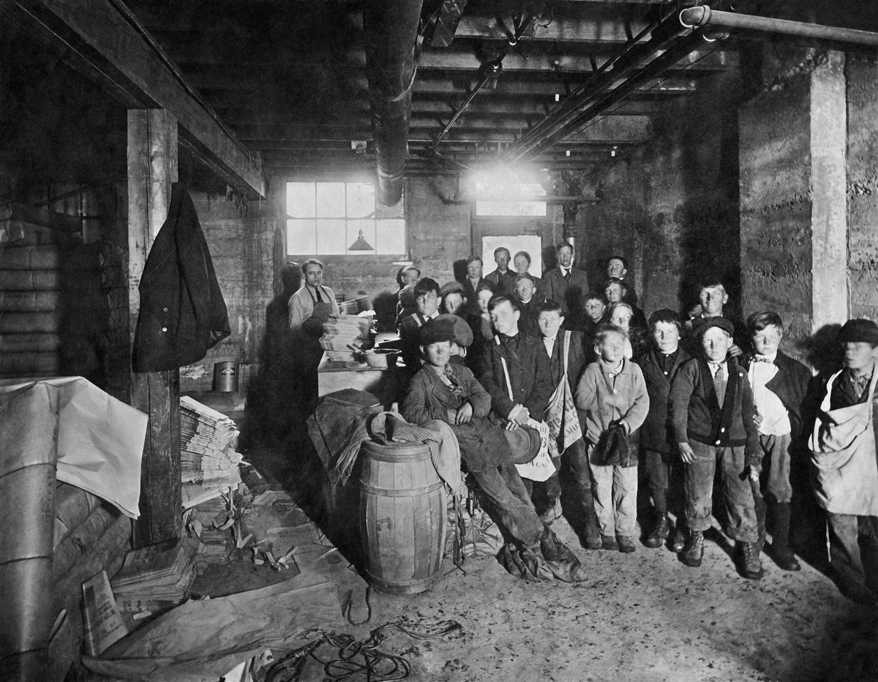 Boys Picking Up Papers To Sell, Estados Unidos, c.1919 (foto a p/b) de Unbekannt