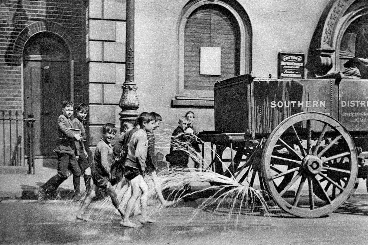 Meninos seguindo o carrinho de água do Poplar Borough Council, Londres, 1926-1927 de Unbekannt