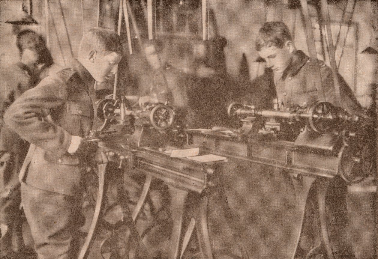 Meninos da Bradfield College fazendo peças de concha, Berkshire, c1916 1928 de Unbekannt