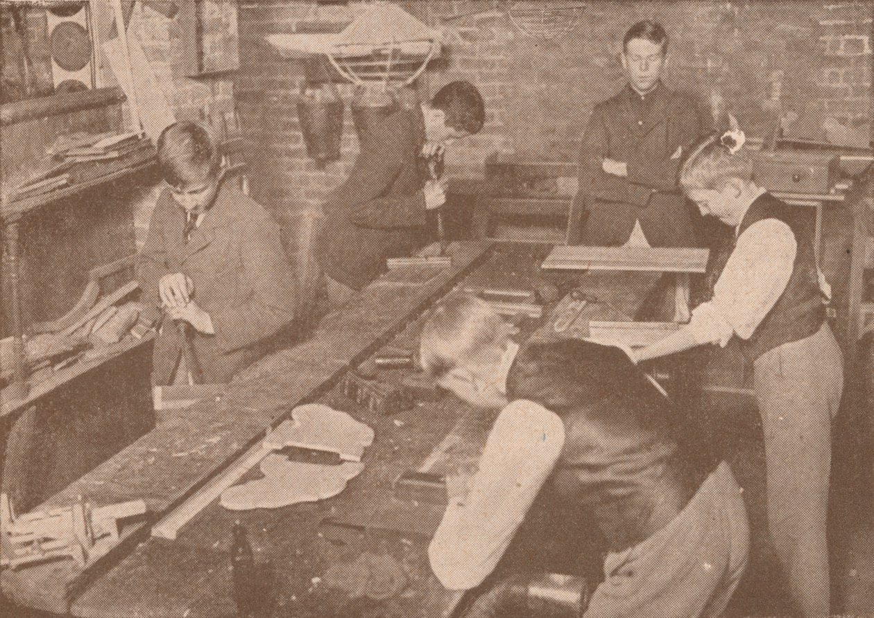 Meninos da Harrow School fazendo talas, muletas e outros artigos para os feridos, c1916 1928 de Unbekannt