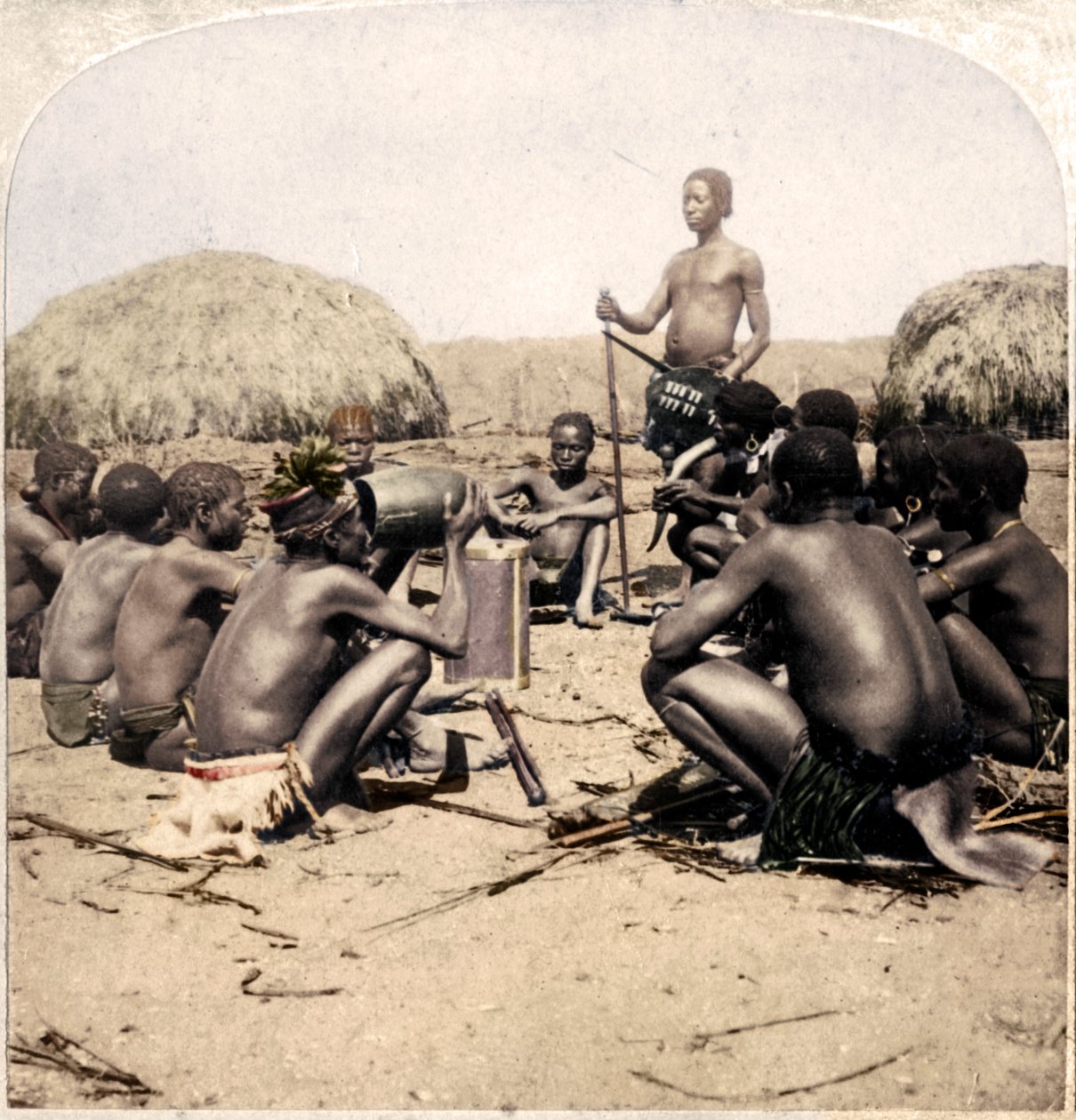 Braves de uma aldeia Zulu segurando um Conselho, perto do rio Umlaloose, Zululand, SA, 1901 de Unbekannt