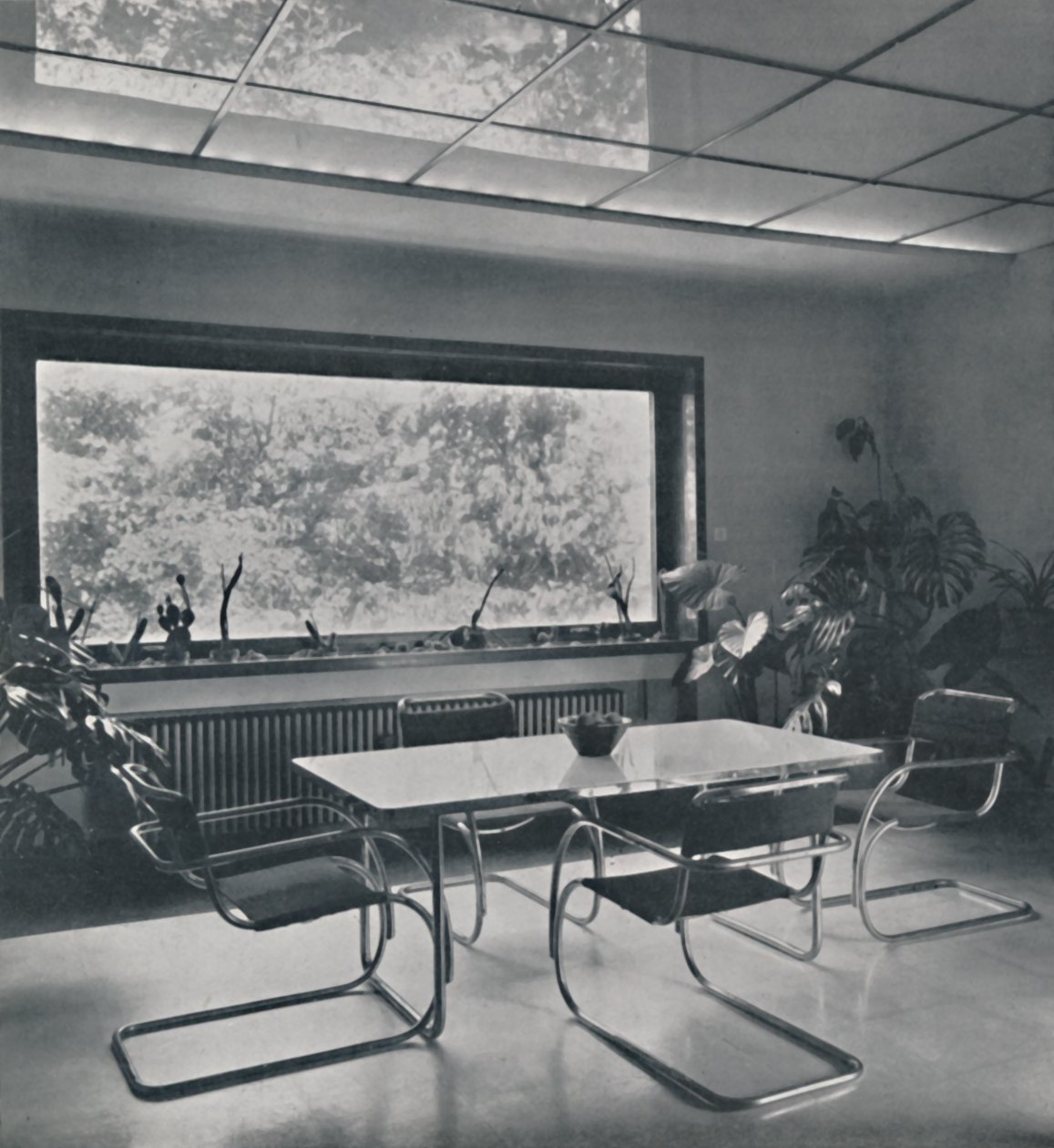 Sala de café da manhã em uma casa em Bucareste por Rudolf Frankel, 1942 de Unbekannt