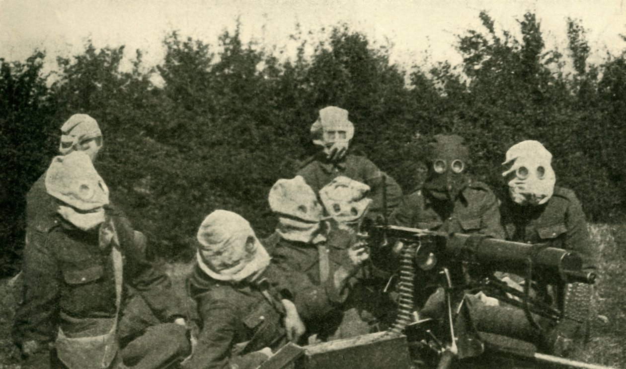 ... Seção de metralhadora britânica usando máscaras anti-gás, Primeira Guerra Mundial, 1914-1918, c1920. de Unbekannt