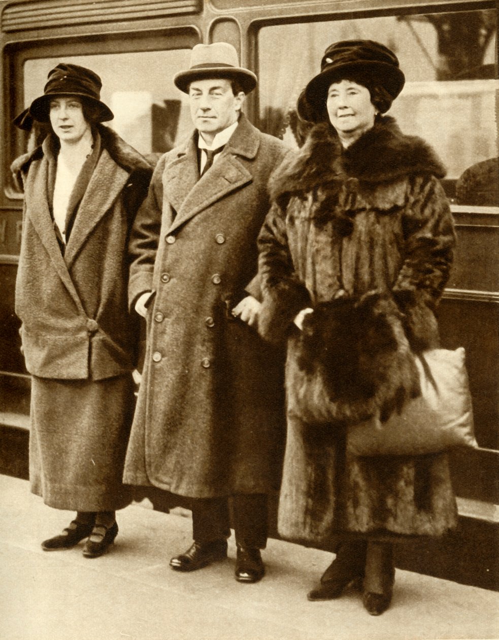 Primeiro-ministro britânico Stanley Baldwin com sua esposa e filha, Londres, 27 de janeiro de 1923, 1935. de Unbekannt