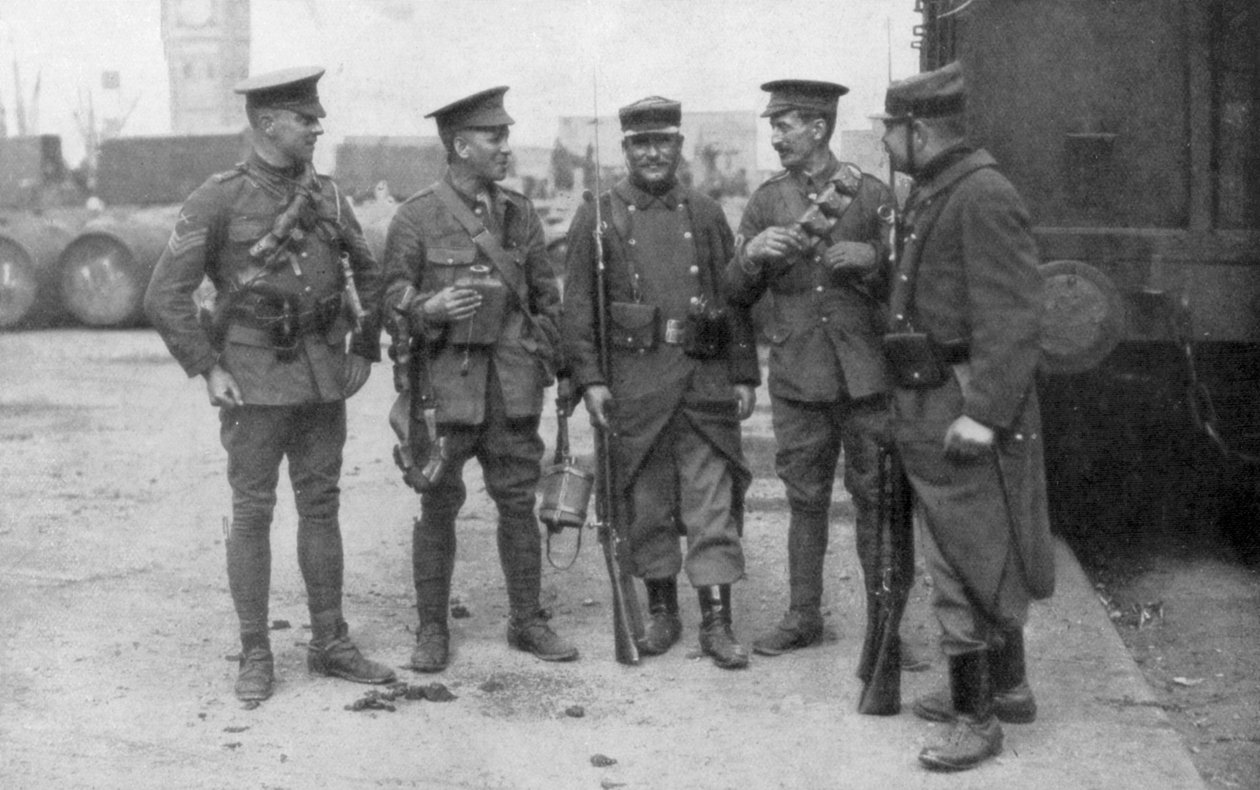 Tropas britânicas e francesas em confraternização, França, agosto de 1914 de Unbekannt