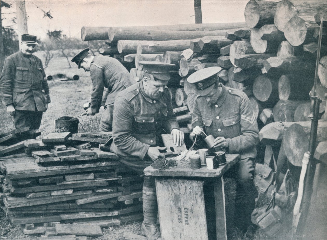 Engenheiros britânicos com a Força Expedicionária fazendo granadas de latas de tabaco, c1914 de Unbekannt