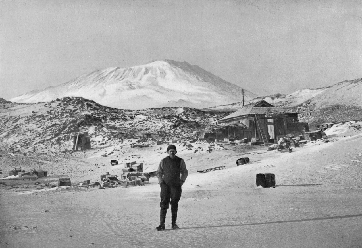 Explorador britânico Ernest Shackleton no acampamento base de Cape Royds, Antártica, 1908 de Unbekannt
