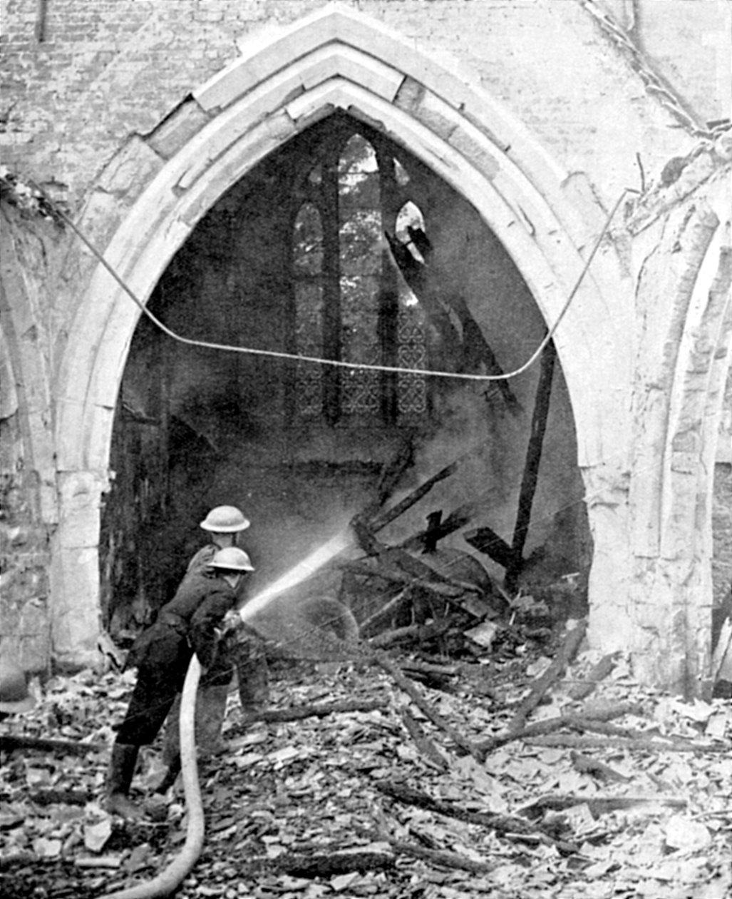 Bombeiros britânicos abafando uma igreja bombardeada, Segunda Guerra Mundial, junho de 1940 de Unbekannt