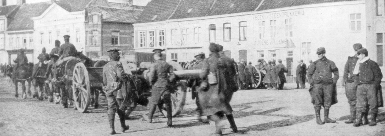 Artilharia britânica em uma vila belga, agosto de 1914 de Unbekannt