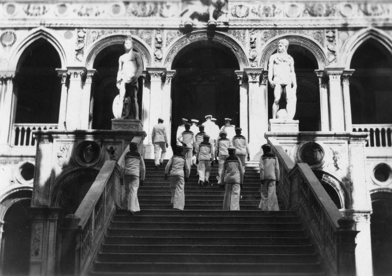Marinheiros britânicos que visitam o Palácio dos Doges, Veneza, Itália, 1938 de Unbekannt