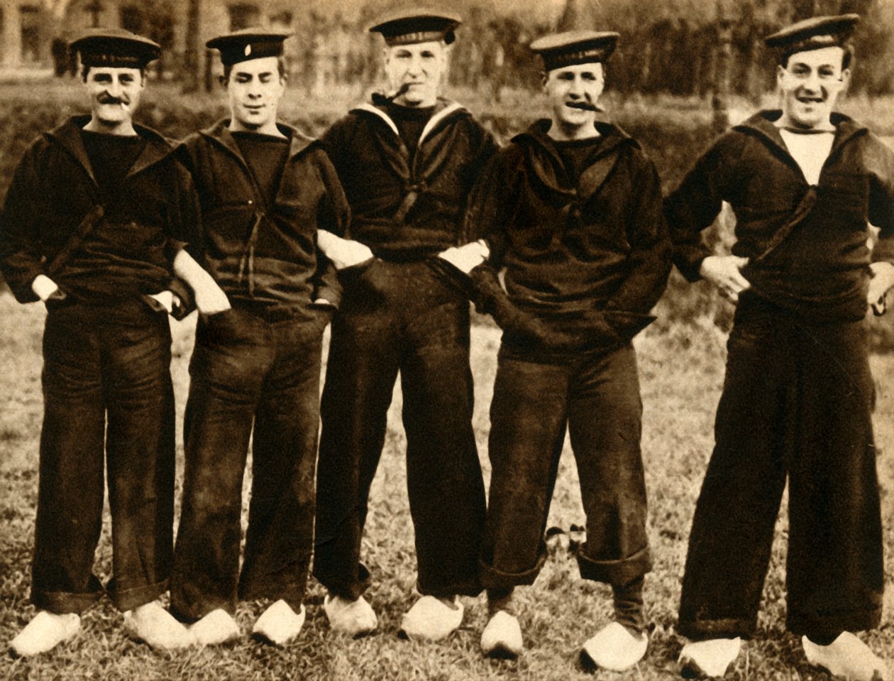Marinheiros britânicos usando tamancos holandeses, Primeira Guerra Mundial, 1914-1918, 1933. de Unbekannt