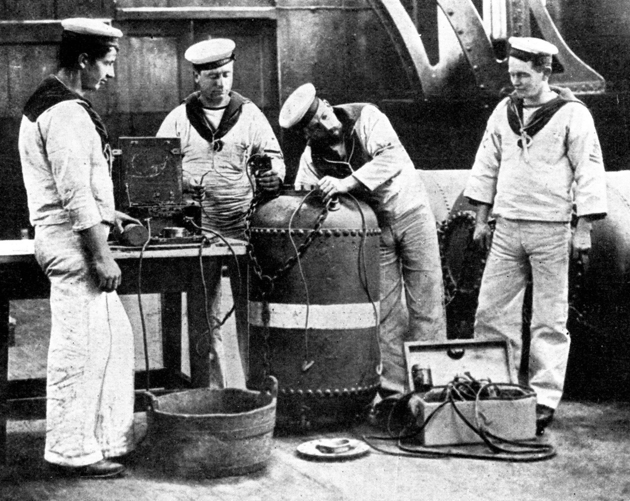 Marinheiros britânicos conectando uma mina, Primeira Guerra Mundial, 1914 de Unbekannt