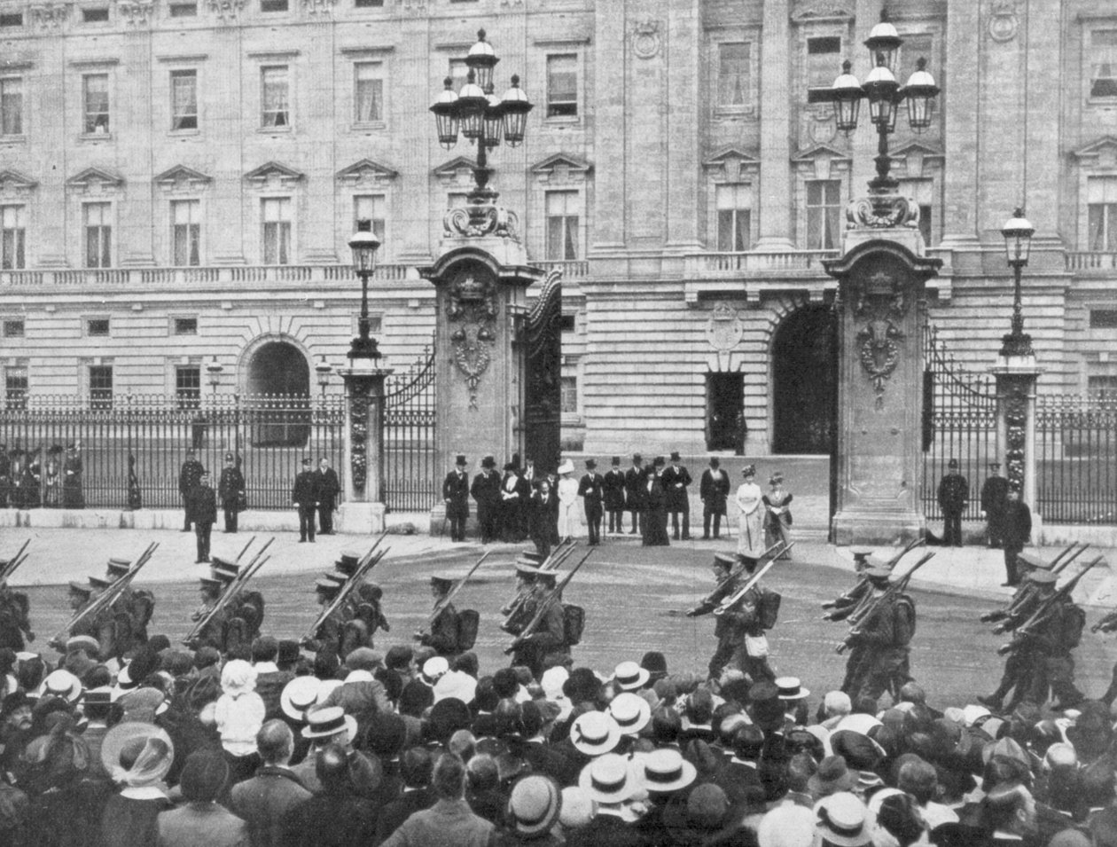 Soldados britânicos marchando pelo Palácio de Buckingham, Londres, agosto de 1914 de Unbekannt