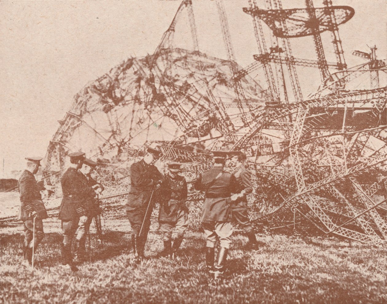 Funcionários britânicos que examinam os destroços de um Zeppelin derrubado na Inglaterra, c1917 1919 de Unbekannt