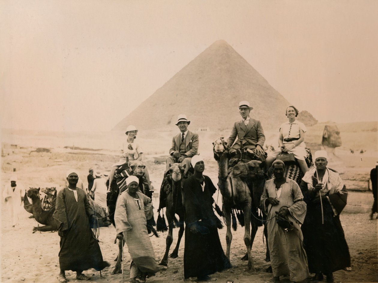 Turistas britânicos sentados em camelos em frente à Grande Pirâmide, Gizé, Egito, 1936 de Unbekannt