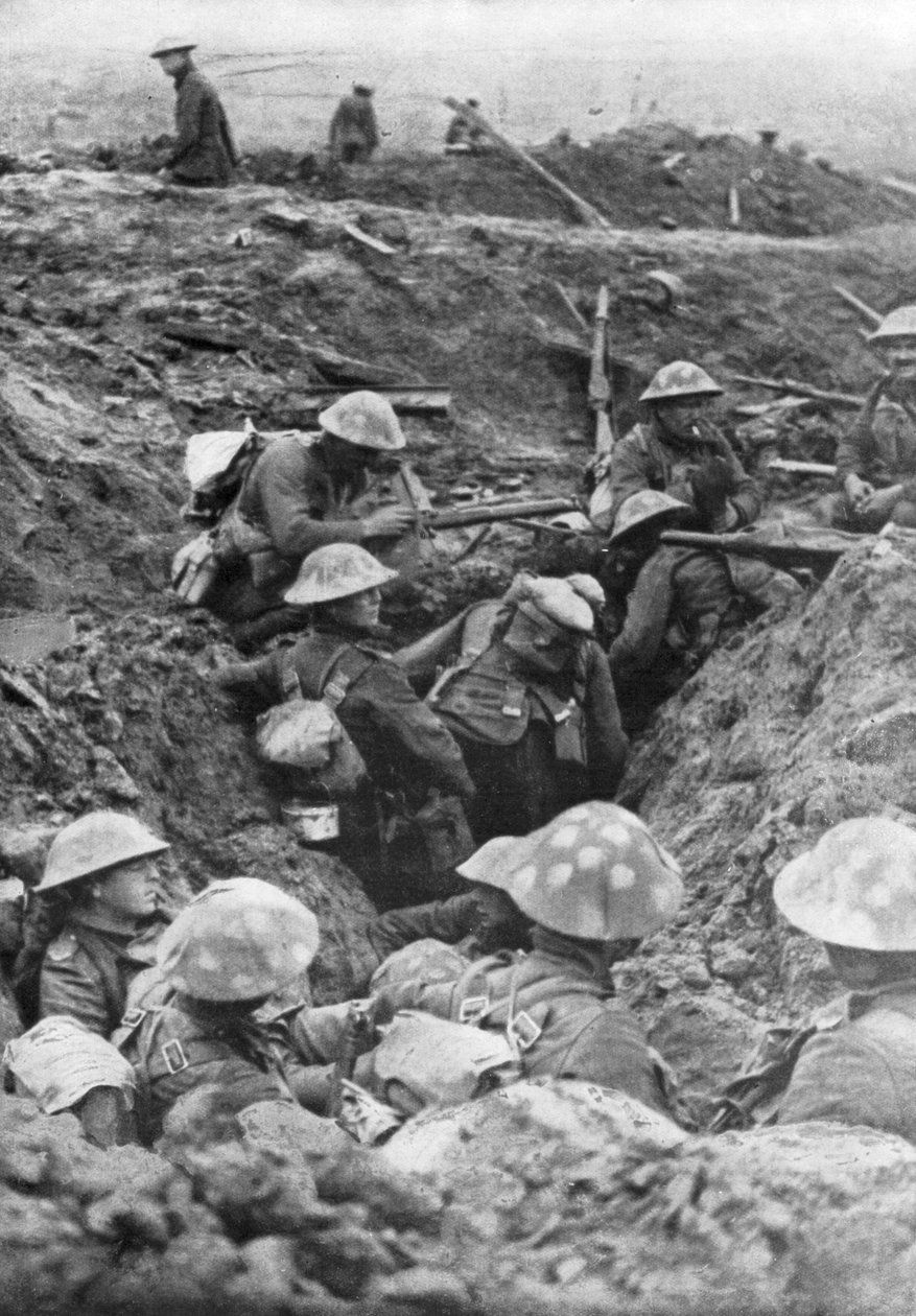 Tropas britânicas na estrada Menin, perto de Ypres, Bélgica, 30 de outubro de 1917 de Unbekannt