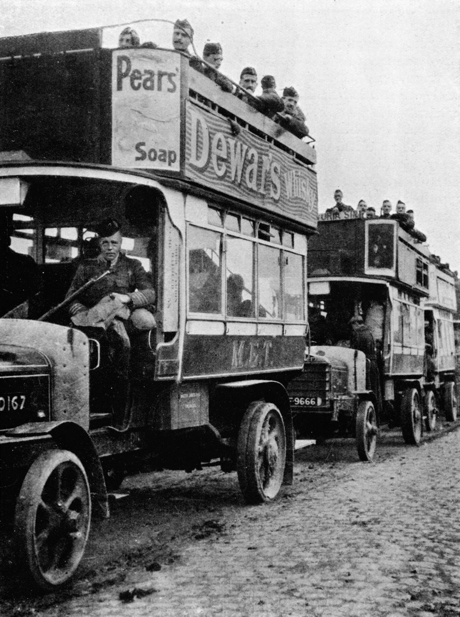 Tropas britânicas sendo transferidas para uma parte nova da linha por ônibus, 1915 de Unbekannt