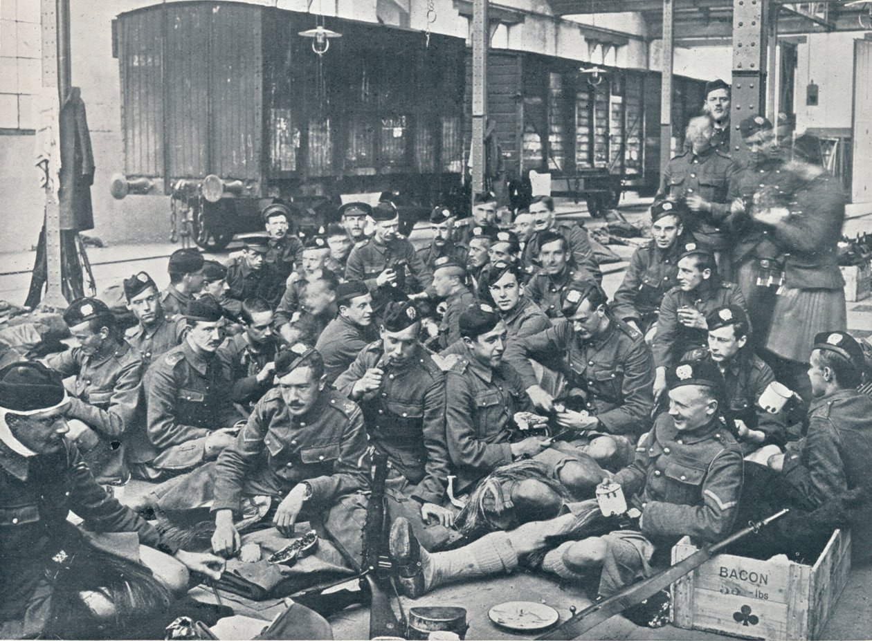 Tropas britânicas que comem uma estação de trem francesa, c1914 de Unbekannt
