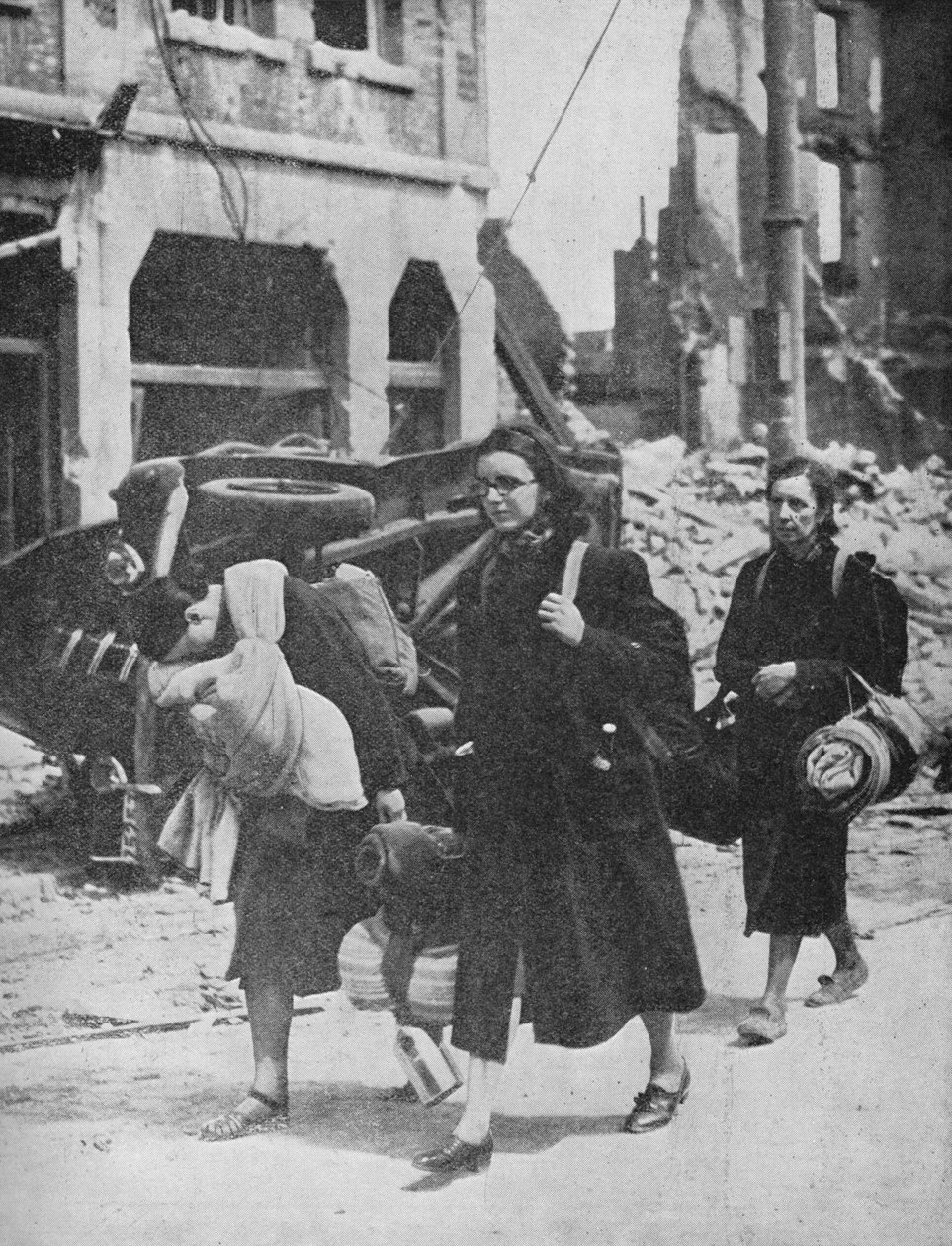 Tropas britânicas estão em Louvain quando refugiados deixam a cidade, 1940, 1940 de Unbekannt