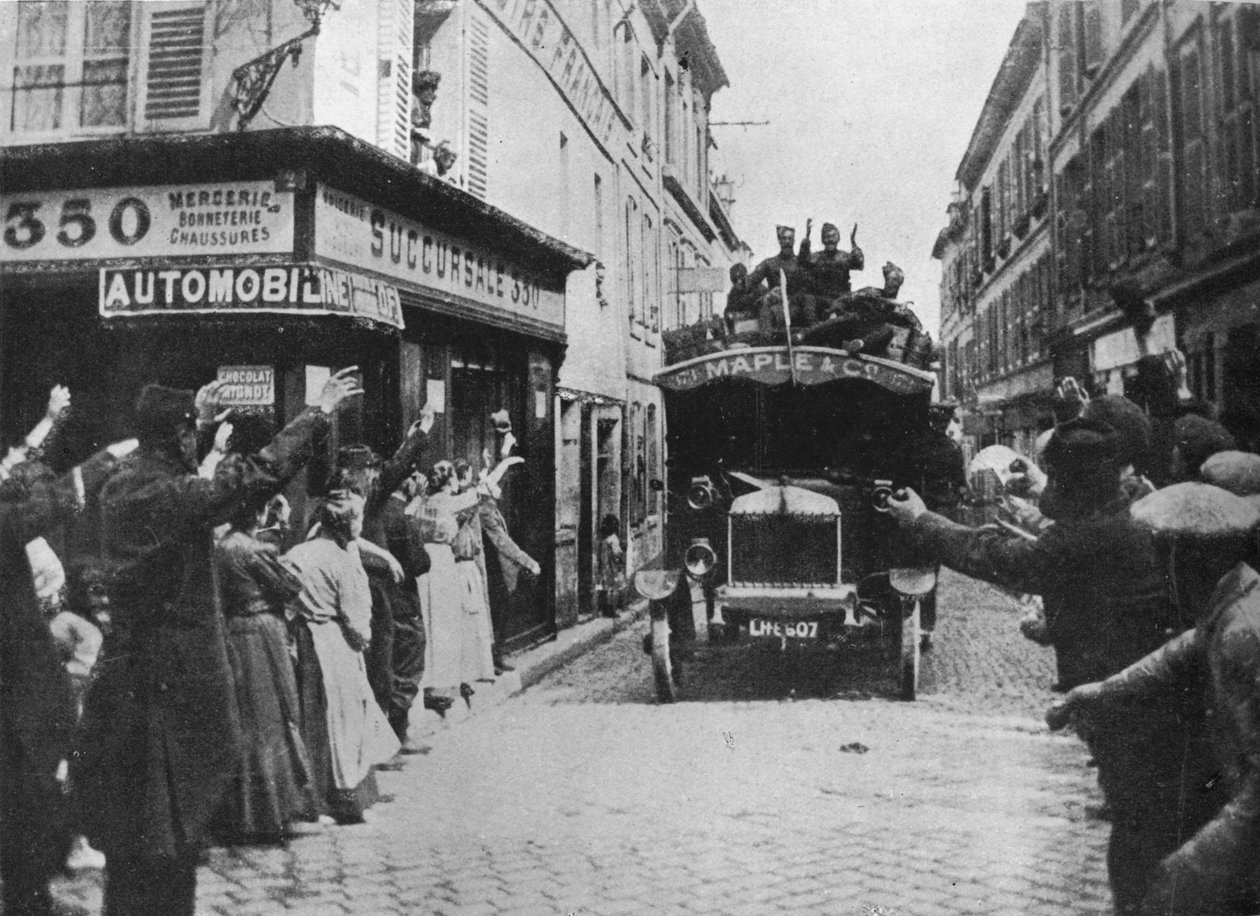 Tropas britânicas são bem-vindas quando chegam de van em uma cidade francesa, 1915 de Unbekannt