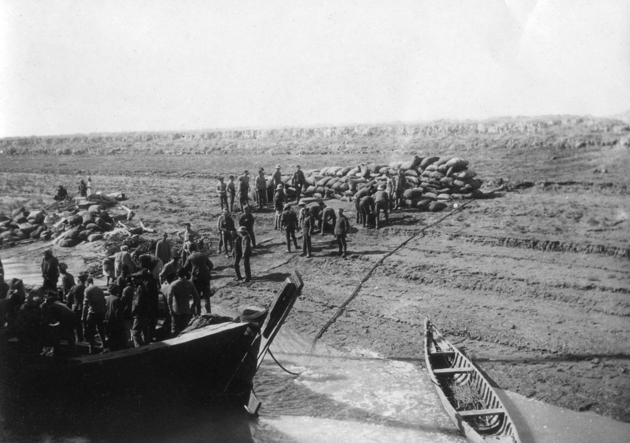 Tropas britânicas que descarregam datas na margem do rio Tigre, 1918 de Unbekannt