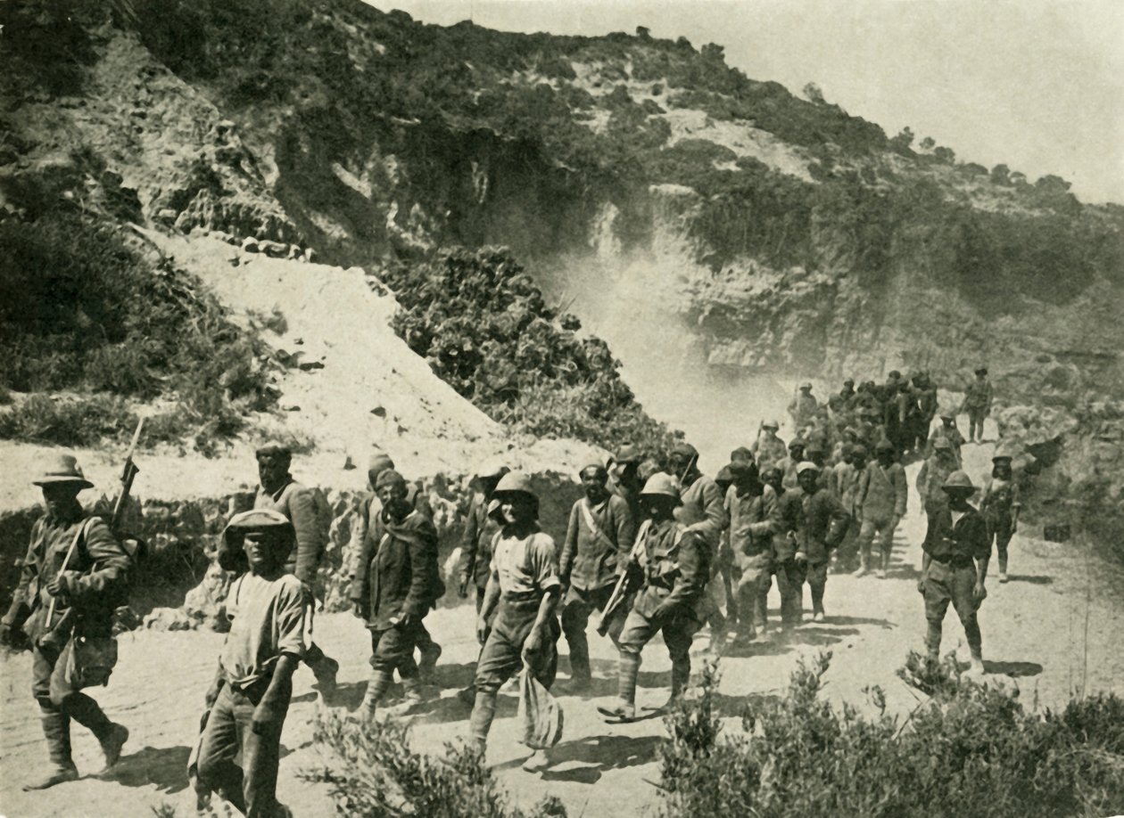 Tropas britânicas com prisioneiros turcos, Primeira Guerra Mundial, 1915, c1920. de Unbekannt