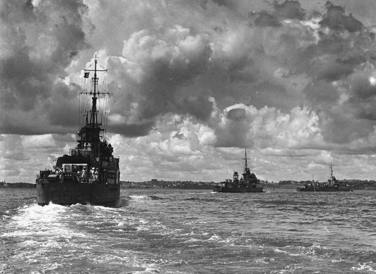 Navios de guerra britânicos que entram no porto de Sydney, Austrália, 1945 de Unbekannt