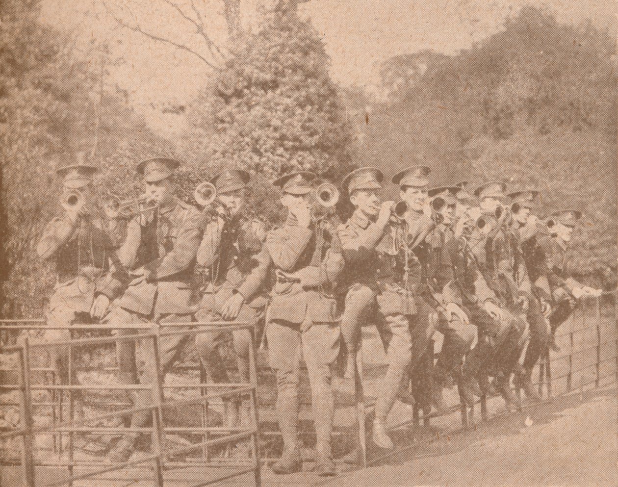 Buglers praticando em um parque de Londres, c1915 1928 de Unbekannt