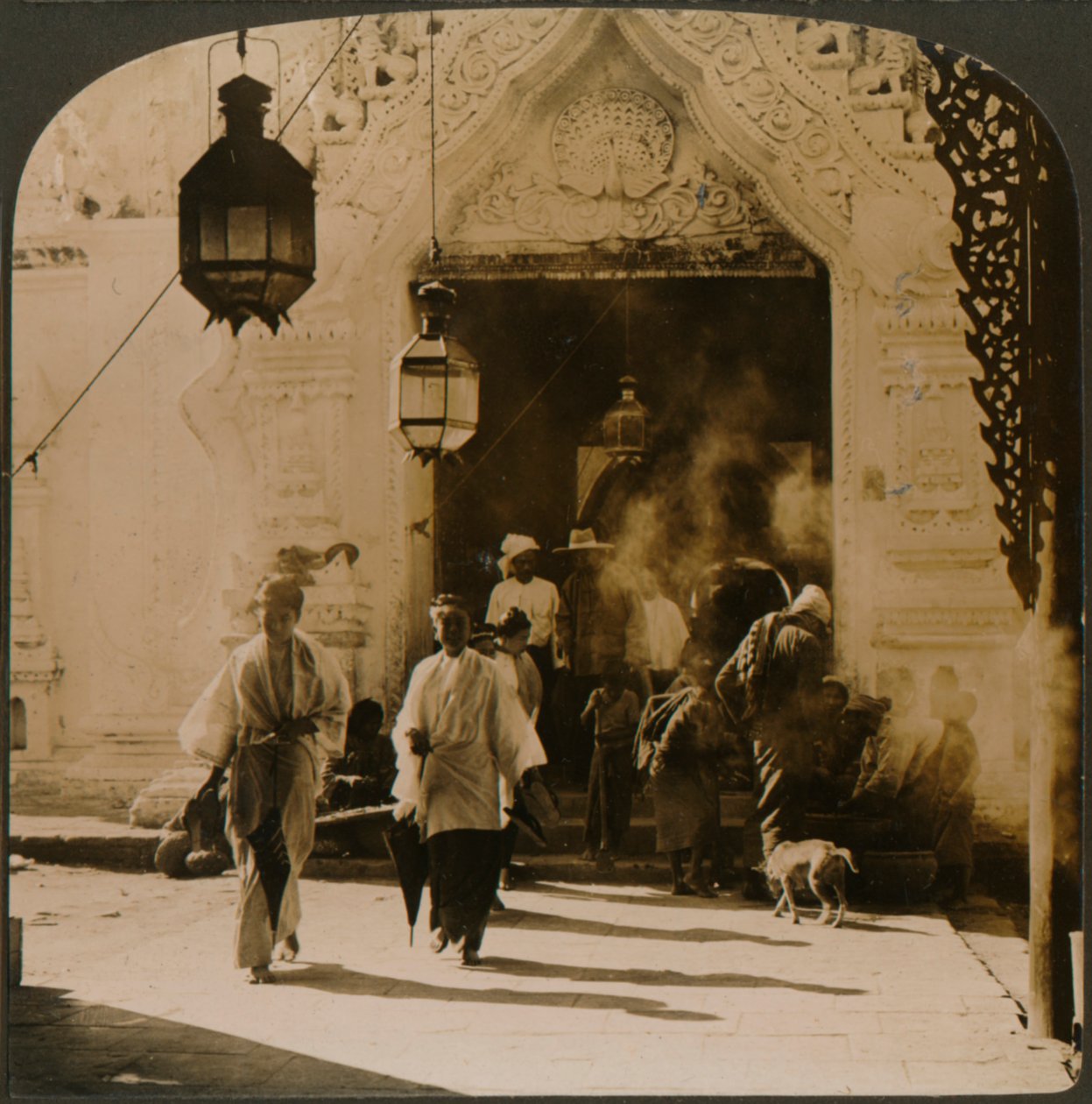 Senhoras birmanesas a caminho do bazar, Mandalay, Birmânia, 1907 de Unbekannt