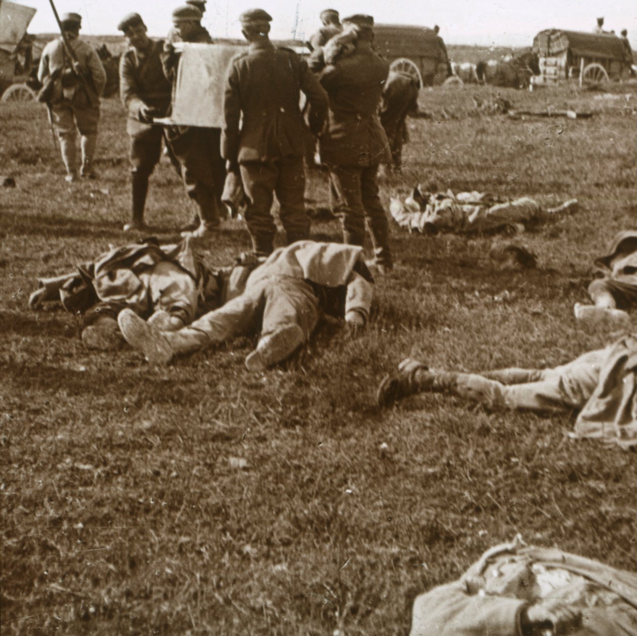 Enterrar corpos, Sainte-Marie-a-Py, norte da França, c1914-c1918 de Unbekannt