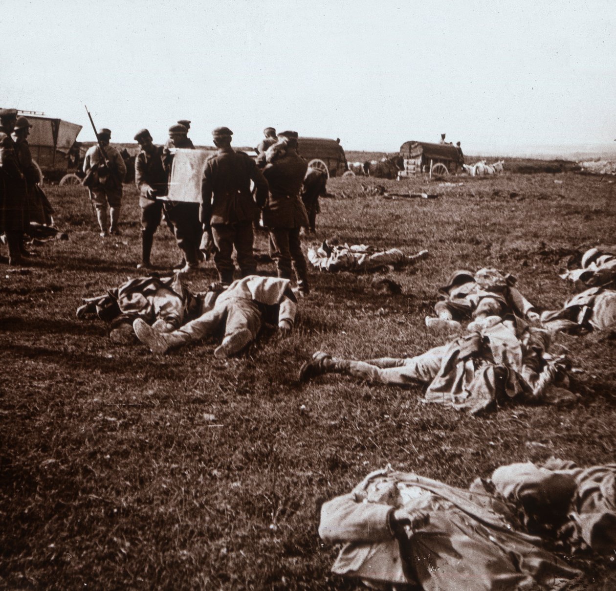 Enterro de corpos, Sainte-Marie-à-Py, norte da França, c1914-c1918 de Unbekannt