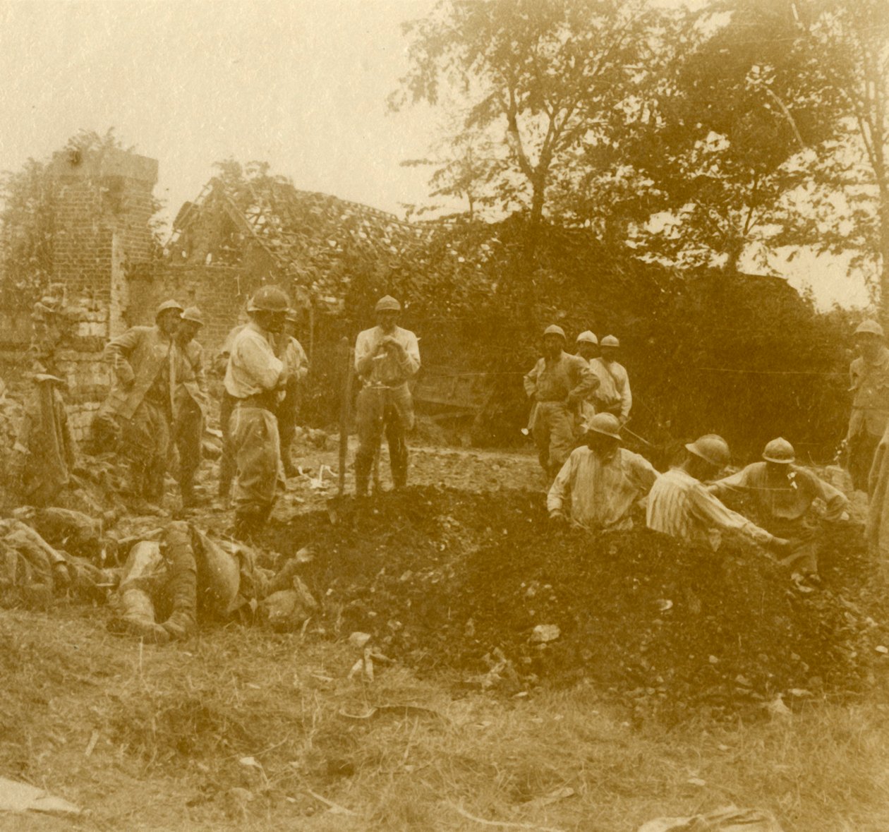 Enterrando os mortos, c1914-c1918 de Unbekannt