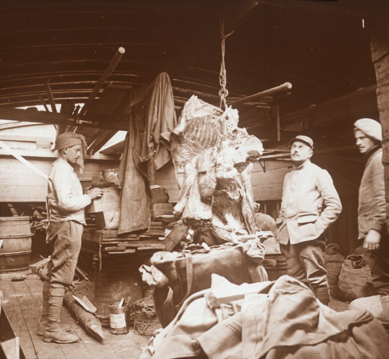 Açougues em uma barcaça, Somme, norte da França, c1914-c1918 de Unbekannt