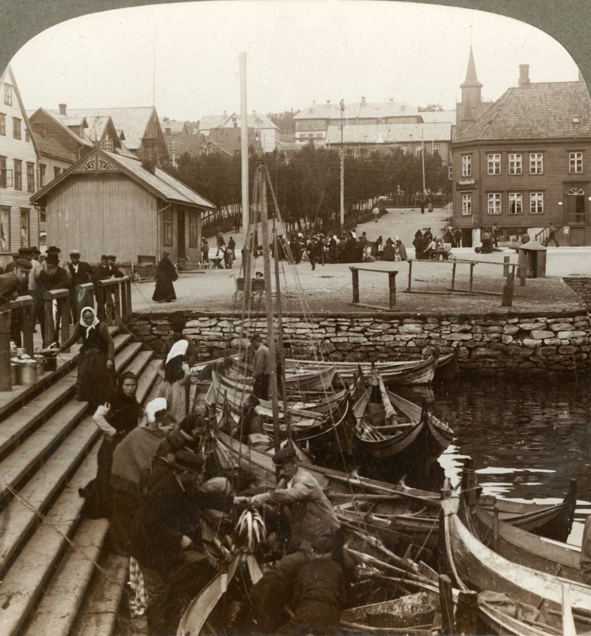 Compra de peixes em um movimentado porto comercial do Ártico, Tromsoe 69 ° 38 N. Lat., Norte da Noruega, 1902. de Unbekannt