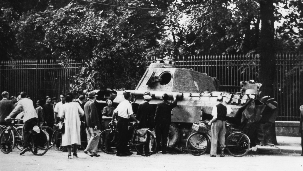 Espectadores examinando um tanque abandonado na Rue de Medicis, libertação de Paris, agosto de 1944 de Unbekannt